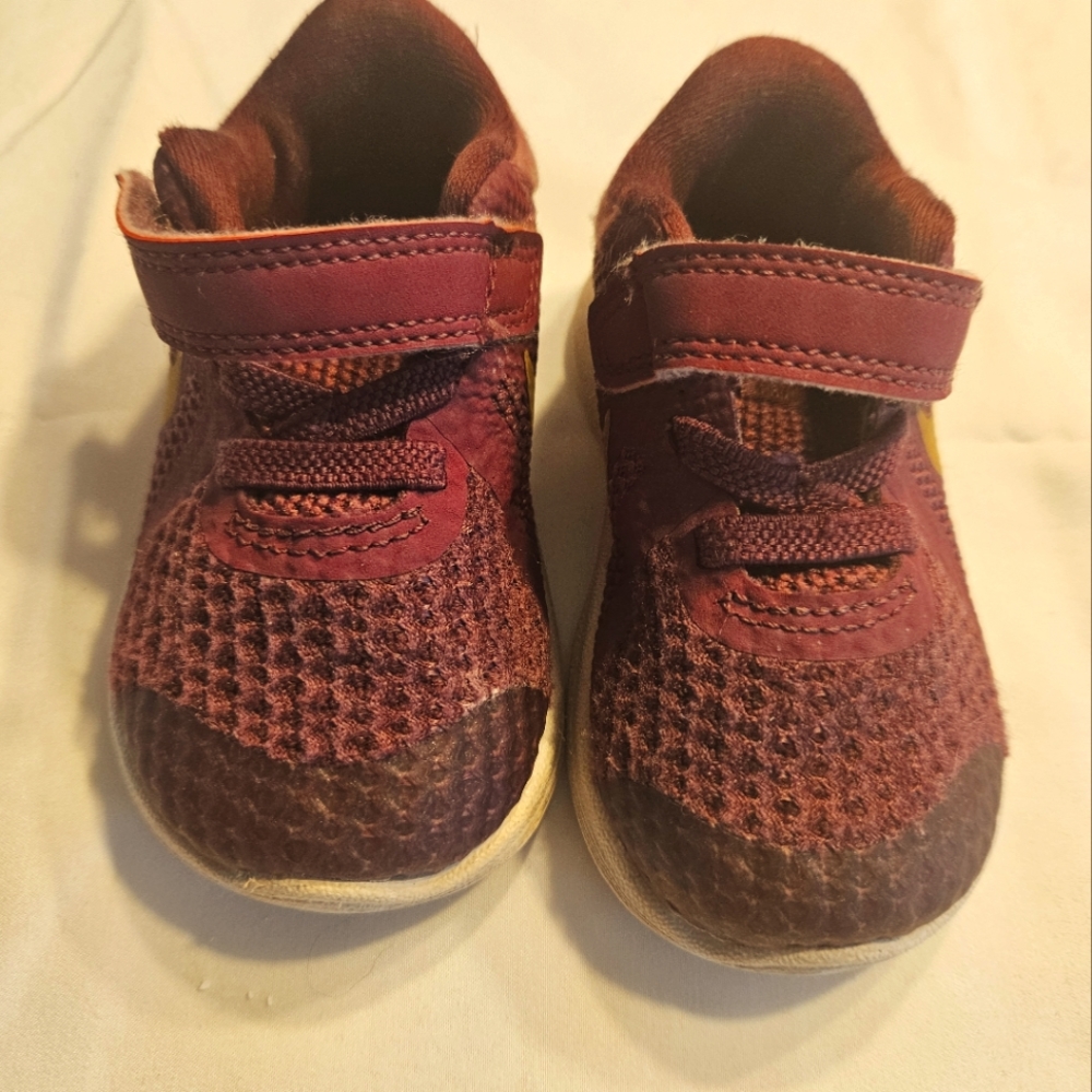 Nike sneakers 4C